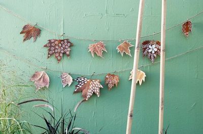 DIY: een slinger van herfstbladeren (Do It Yourself)